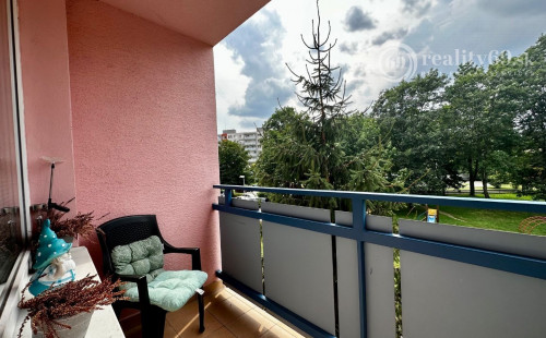 NAD JAZEROM - ROVNÍKOVÁ 1,5 IZBOVÝ BYT 42 M2, ZARIADENÝ S LODŽIOU.