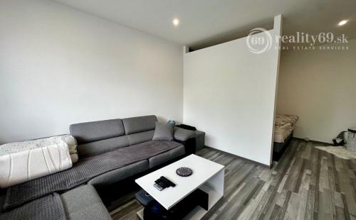 NAD JAZEROM - ROVNÍKOVÁ 1,5 IZBOVÝ BYT 42 M2, ZARIADENÝ S LODŽIOU.