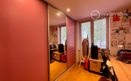 STARÉ MESTO - KOMENSKÉHO SUPER 3 IZBOVÝ TEHLOVÝ BYT 120 M2.