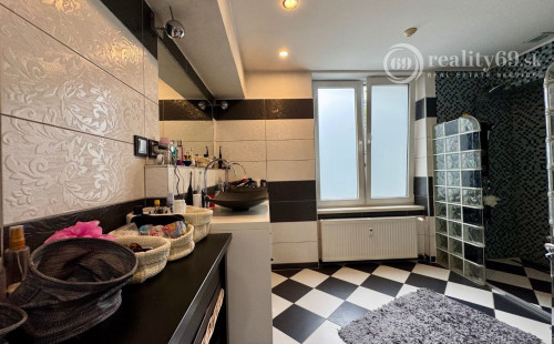 STARÉ MESTO - KOMENSKÉHO SUPER 3 IZBOVÝ TEHLOVÝ BYT 120 M2.