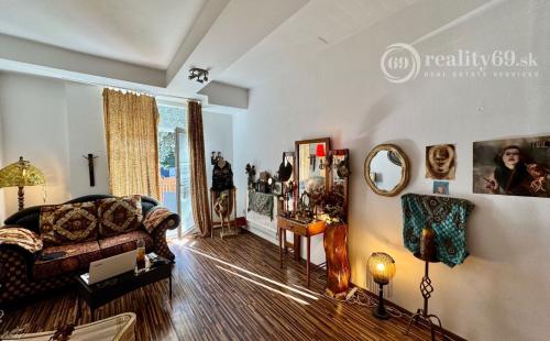 FURČA - 1 IZBOVÝ TEHLOVÝ BYT S TERASOU A PARKOVACÍM MIESTOM.