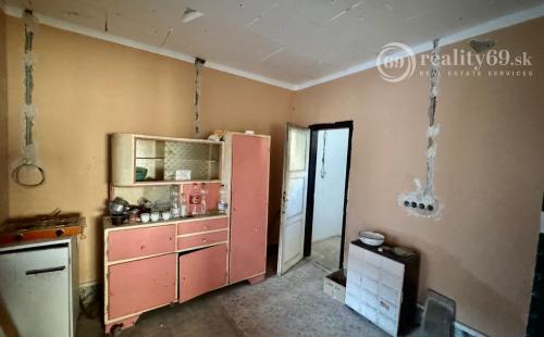 MAĎARSKO - HEJCE PEKNÝ 2 IZBOVÝ RODINNÝ DOM NA VEĽKOM POZEMKU