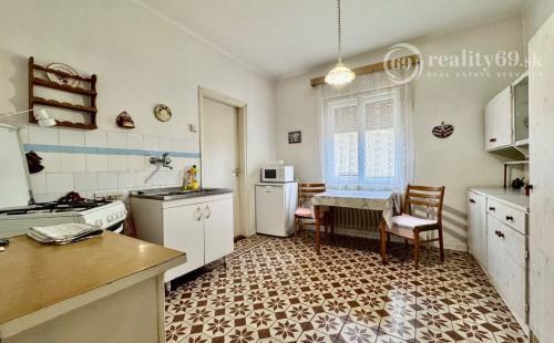 MAĎARSKO - SZENDRO - PEKNÝ 3 IZBOVÝ RODINNÝ DOM, GARÁŽ