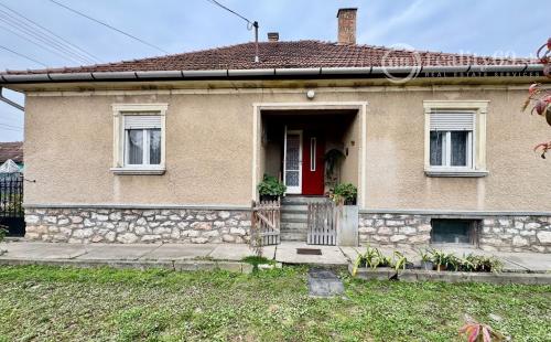 MAĎARSKO - SZENDRO - PEKNÝ 3 IZBOVÝ RODINNÝ DOM, GARÁŽ