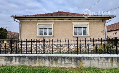 MAĎARSKO - SZENDRO - PEKNÝ 3 IZBOVÝ RODINNÝ DOM, GARÁŽ