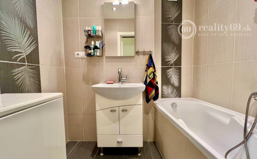 JAZERO - METEOROVÁ  1,5 IZBOVÝ BYT 42 M2, LODŽIA, SKRINE NA CHODBE, TV, INTERNET.