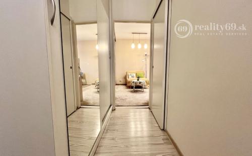 JAZERO - METEOROVÁ  1,5 IZBOVÝ BYT 42 M2, LODŽIA, SKRINE NA CHODBE, TV, INTERNET.