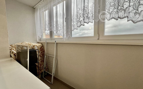 JAZERO - METEOROVÁ  1,5 IZBOVÝ BYT 42 M2, LODŽIA, SKRINE NA CHODBE, TV, INTERNET.