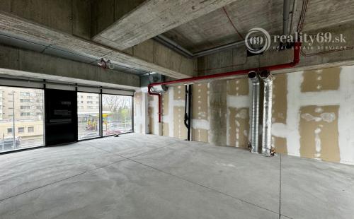 TEHELNÉ POLE - OBCHODNÝ PRIESTOR  90 M2, VHODNÝ NA OBCHOD, GASTRO, SLUŽBY