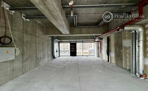 TEHELNÉ POLE - OBCHODNÝ PRIESTOR  90 M2, VHODNÝ NA OBCHOD, GASTRO, SLUŽBY