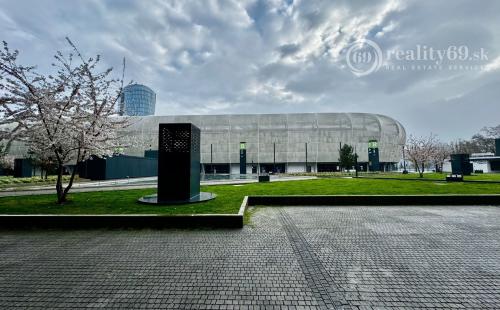 TEHELNÉ POLE - OBCHODNÝ PRIESTOR  90 M2, VHODNÝ NA OBCHOD, GASTRO, SLUŽBY