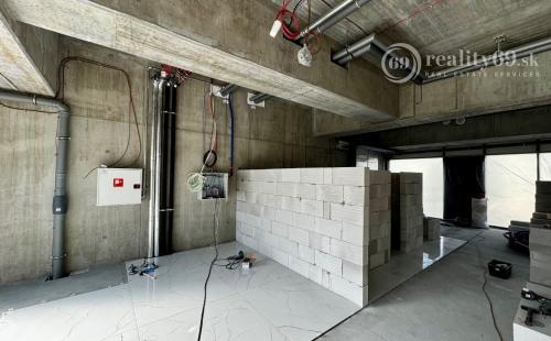 TEHELNÉ POLE - OBCHODNÝ PRIESTOR  90 M2, VHODNÝ NA OBCHOD, GASTRO, SLUŽBY