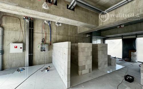 TEHELNÉ POLE - OBCHODNÝ PRIESTOR  90 M2, VHODNÝ NA OBCHOD, GASTRO, SLUŽBY