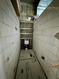 TEHELNÉ POLE - OBCHODNÝ PRIESTOR  90 M2, VHODNÝ NA OBCHOD, GASTRO, SLUŽBY