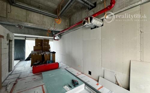 TEHELNÉ POLE - OBCHODNÝ PRIESTOR  90 M2, VHODNÝ NA OBCHOD, GASTRO, SLUŽBY