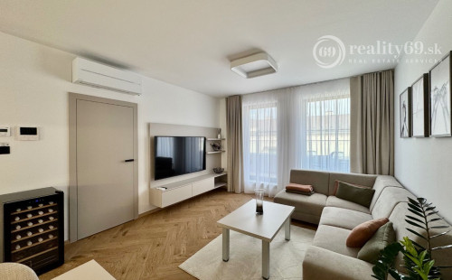 CENTRUM MESTA - TIMONOVA -  NOVOSTAVBA 2 IZBOVÝ KOMPLETNE ZARIADENÝ BYT S PARKOVACÍM MIESTOM.