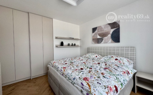 CENTRUM MESTA - TIMONOVA -  NOVOSTAVBA 2 IZBOVÝ KOMPLETNE ZARIADENÝ BYT S PARKOVACÍM MIESTOM.