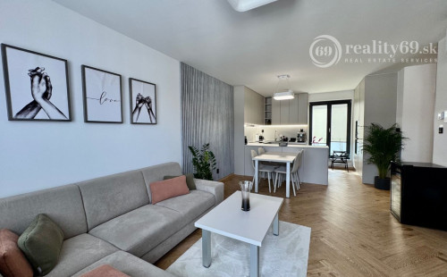 CENTRUM MESTA - TIMONOVA -  NOVOSTAVBA 2 IZBOVÝ KOMPLETNE ZARIADENÝ BYT S PARKOVACÍM MIESTOM.