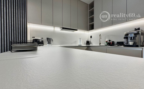 CENTRUM MESTA - TIMONOVA -  NOVOSTAVBA 2 IZBOVÝ KOMPLETNE ZARIADENÝ BYT S PARKOVACÍM MIESTOM.