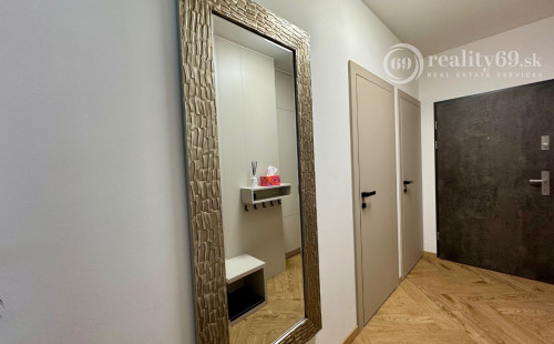 CENTRUM MESTA - TIMONOVA -  NOVOSTAVBA 2 IZBOVÝ KOMPLETNE ZARIADENÝ BYT S PARKOVACÍM MIESTOM.