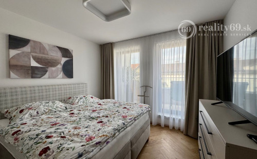 CENTRUM MESTA - TIMONOVA -  NOVOSTAVBA 2 IZBOVÝ KOMPLETNE ZARIADENÝ BYT S PARKOVACÍM MIESTOM.