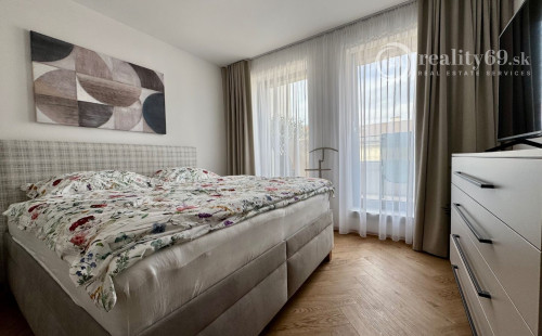 CENTRUM MESTA - TIMONOVA -  NOVOSTAVBA 2 IZBOVÝ KOMPLETNE ZARIADENÝ BYT S PARKOVACÍM MIESTOM.