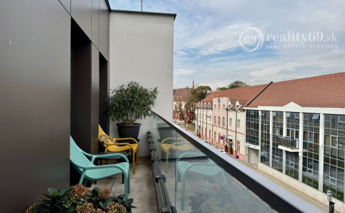 CENTRUM MESTA - TIMONOVA -  NOVOSTAVBA 2 IZBOVÝ KOMPLETNE ZARIADENÝ BYT S PARKOVACÍM MIESTOM.