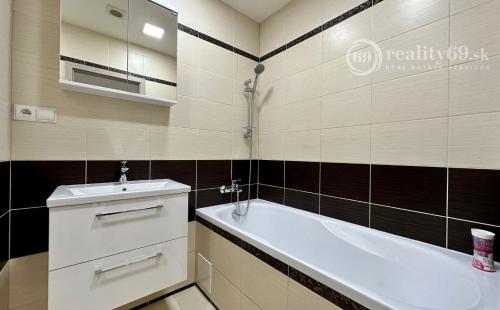 FURČA - KURSKÁ 85 M2, PO REKONŠTRUKCII, LODŽIA, PLASTOVÉ OKNÁ.