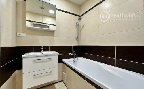 FURČA - KURSKÁ 85 M2, PO REKONŠTRUKCII, LODŽIA, PLASTOVÉ OKNÁ.