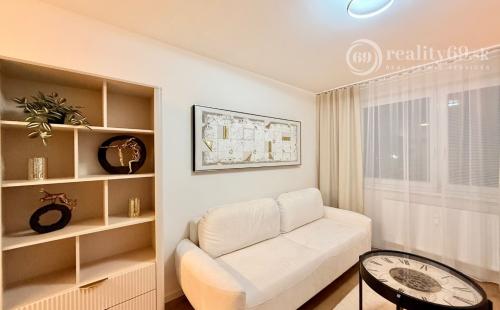 JUH - PRI AUPARKU - 1 IZBOVÝ MODERNÝ KOMPLETNE ZARIADENÝ BYT.