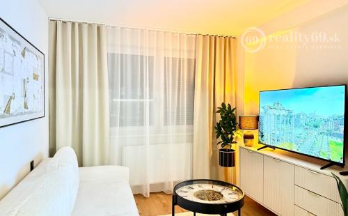 JUH - PRI AUPARKU - 1 IZBOVÝ MODERNÝ KOMPLETNE ZARIADENÝ BYT.