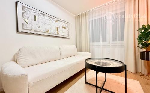 JUH - PRI AUPARKU - 1 IZBOVÝ MODERNÝ KOMPLETNE ZARIADENÝ BYT.