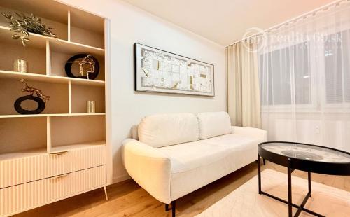 JUH - PRI AUPARKU - 1 IZBOVÝ MODERNÝ KOMPLETNE ZARIADENÝ BYT.