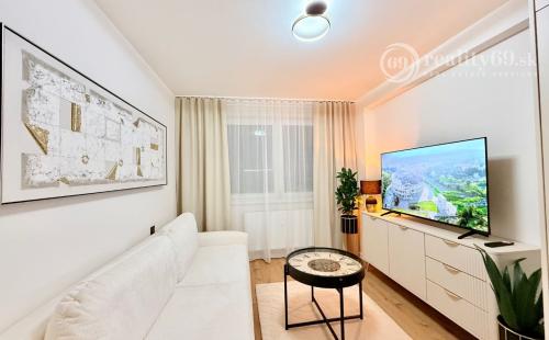 JUH - PRI AUPARKU - 1 IZBOVÝ MODERNÝ KOMPLETNE ZARIADENÝ BYT.