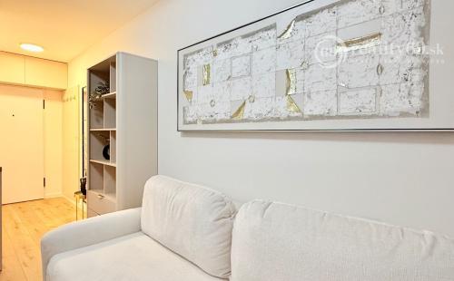 JUH - PRI AUPARKU - 1 IZBOVÝ MODERNÝ KOMPLETNE ZARIADENÝ BYT.