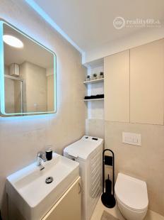 JUH - PRI AUPARKU - 1 IZBOVÝ MODERNÝ KOMPLETNE ZARIADENÝ BYT.