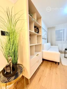 JUH - PRI AUPARKU - 1 IZBOVÝ MODERNÝ KOMPLETNE ZARIADENÝ BYT.