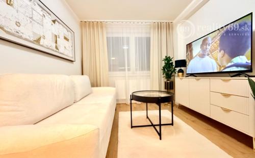 JUH - PRI AUPARKU - 1 IZBOVÝ MODERNÝ KOMPLETNE ZARIADENÝ BYT.