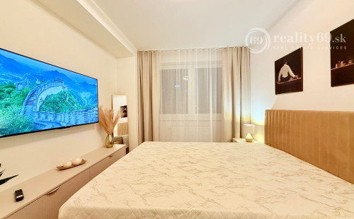 JUH - PRI AUPARKU - 2 IZBOVÝ LUXUSNÝ KOMPLETNE ZARIADENÝ BYT.