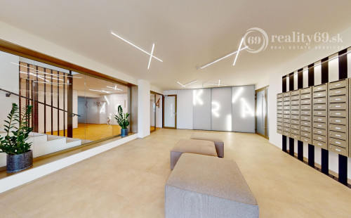 JUH - PRI AUPARKU - 2 IZBOVÝ LUXUSNÝ KOMPLETNE ZARIADENÝ BYT.