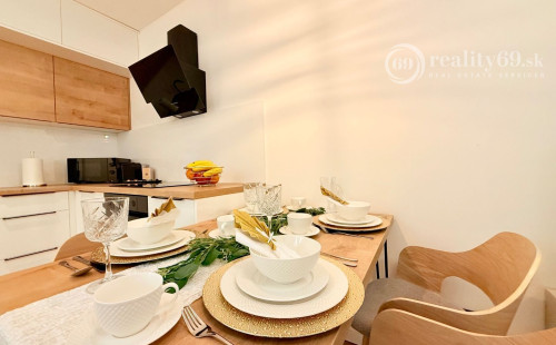 JUH - PRI AUPARKU - 2 IZBOVÝ LUXUSNÝ KOMPLETNE ZARIADENÝ BYT.