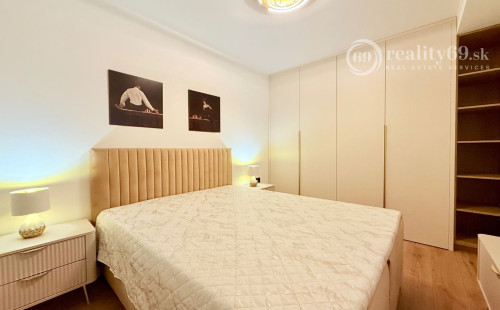 JUH - PRI AUPARKU - 2 IZBOVÝ LUXUSNÝ KOMPLETNE ZARIADENÝ BYT.