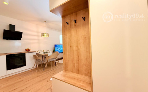 JUH - PRI AUPARKU - 2 IZBOVÝ LUXUSNÝ KOMPLETNE ZARIADENÝ BYT.