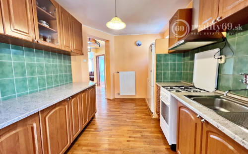 VYŠNÝ KLATOV - 6 IZBOVÝ RD S VÝMEROU 300 M2, POZEMOK 1221 M2.