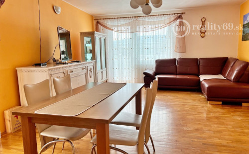 VYŠNÝ KLATOV - 6 IZBOVÝ RD S VÝMEROU 300 M2, POZEMOK 1221 M2.