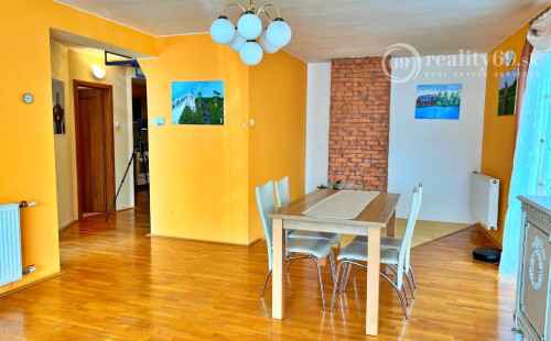 VYŠNÝ KLATOV - 6 IZBOVÝ RD S VÝMEROU 300 M2, POZEMOK 1221 M2.