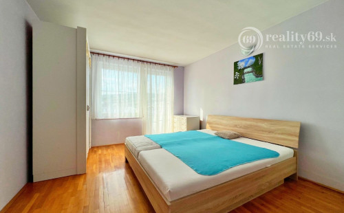 VYŠNÝ KLATOV - 6 IZBOVÝ RD S VÝMEROU 300 M2, POZEMOK 1221 M2.