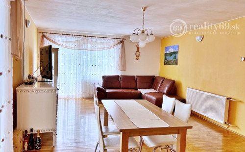 VYŠNÝ KLATOV - 6 IZBOVÝ RD S VÝMEROU 300 M2, POZEMOK 1221 M2.