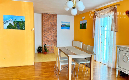 VYŠNÝ KLATOV - 6 IZBOVÝ RD S VÝMEROU 300 M2, POZEMOK 1221 M2.