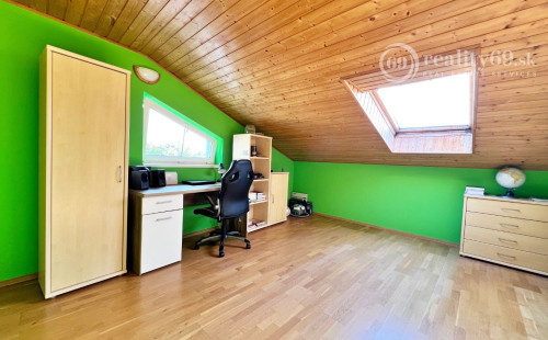 VYŠNÝ KLATOV - 6 IZBOVÝ RD S VÝMEROU 300 M2, POZEMOK 1221 M2.